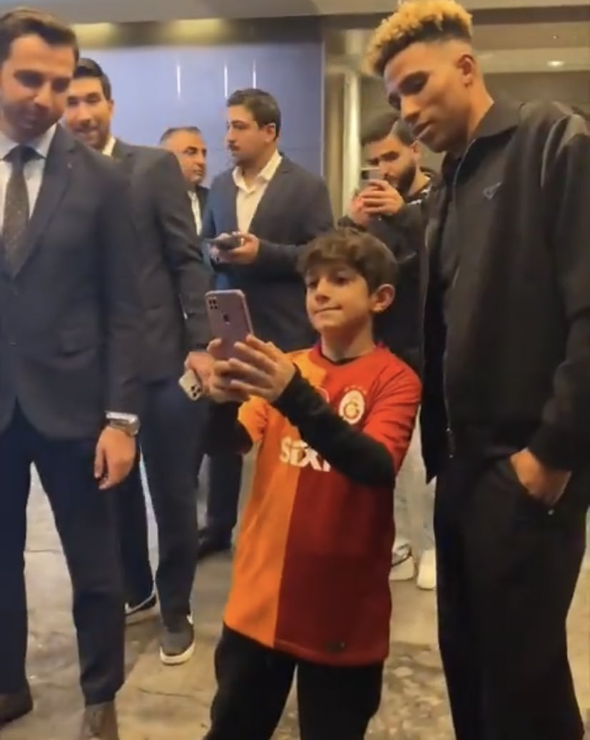 Gedson Fernandes &amp; Galatasaraylı bir taraftar