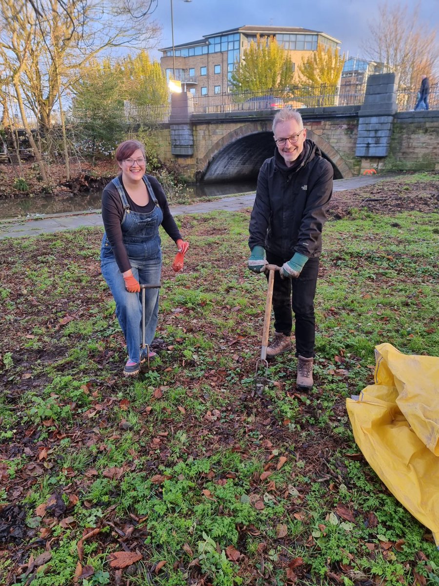 rachel_melly_'s tweet photo. Thank you to Huntington Road residents for organising a leaf clearing and bulb planting session on Monkbridge Landing. Together we planted 200 bulbs. We're looking forward to seeing it in Spring https://t.co/rMMwBZskqc