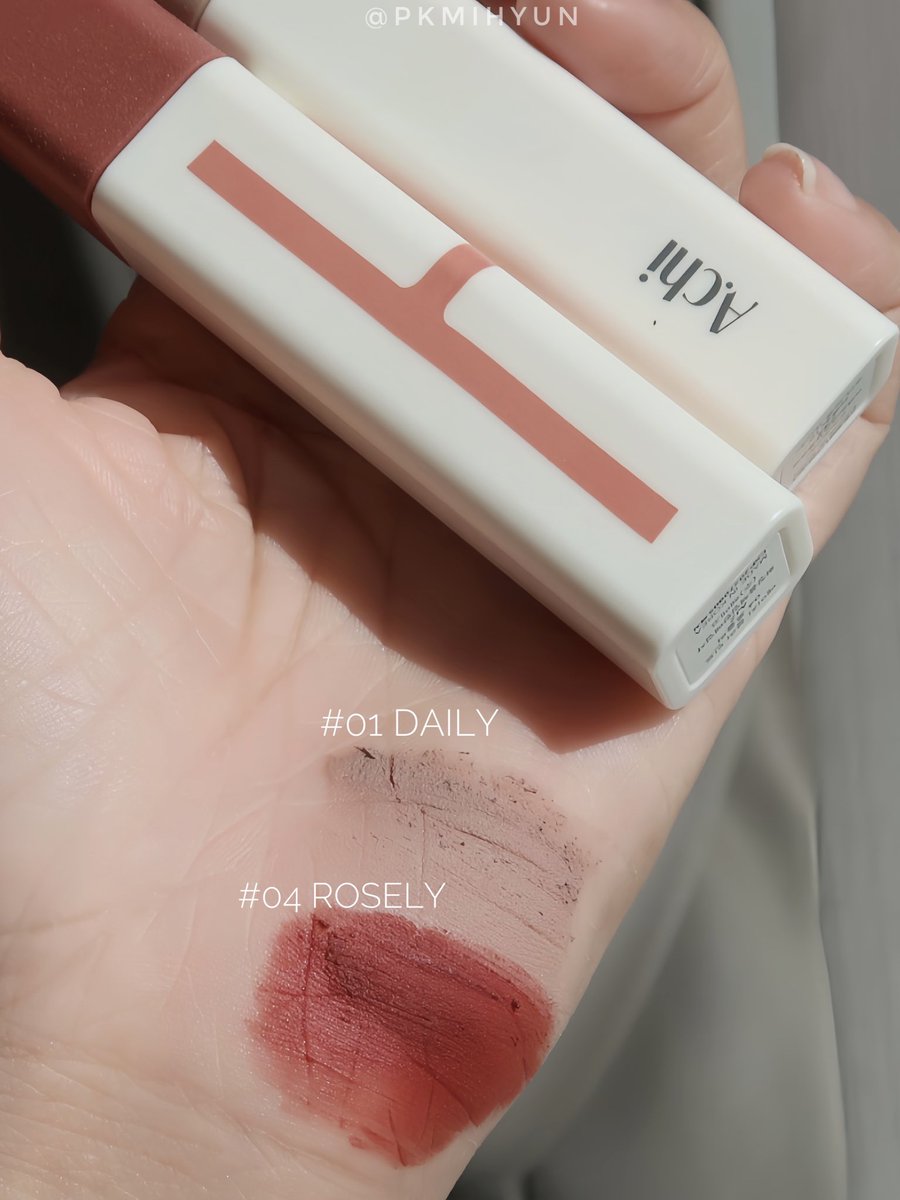 ทาลิปสีเหมือนใส่ฟิลเตอร์ไอจี !! Achi.blur tint
เนื้อกำมะหยี่ นุ่มๆ เกลี่ยง่าย ไม่ตกร่อง ติดทน

ใช้สี 01 Daily เป็นเบสติดเทา ทาทั่วปากเลย พี่สาวเการีวิวฉ่ำมากตอนนี้ จะช่วยกลบสีขอบปากคล้ำ เบลอขอบปาก ทำให้สีที่ทาทับละมุนขึ้น
ตามด้วยสี 04 Rosely สีแดงก่ำ ติดส้มนิดๆ สีนี้ทาเดี่ยวๆหน้าสว่างมาก ทาทับสีเทาจะทำให้สีบนปากละมุนขึน