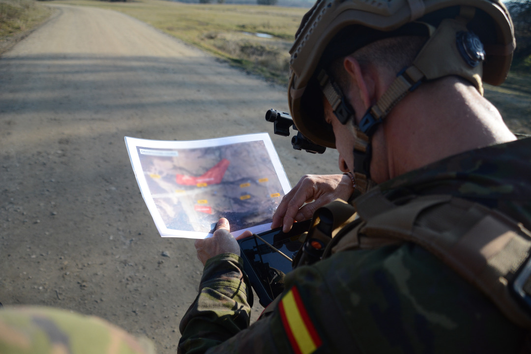 EMADmde's tweet image. El destacamento #RPAS de #FIMAR  en Rumanía realiza reconocimientos con el sistema Parrot,  elemento clave en la toma de decisiones, durante su despliegue en la @MissionAIGLE . Este sistema refuerza nuestra capacidad de vigilancia y adquisición de blancos en operaciones.#MOPS