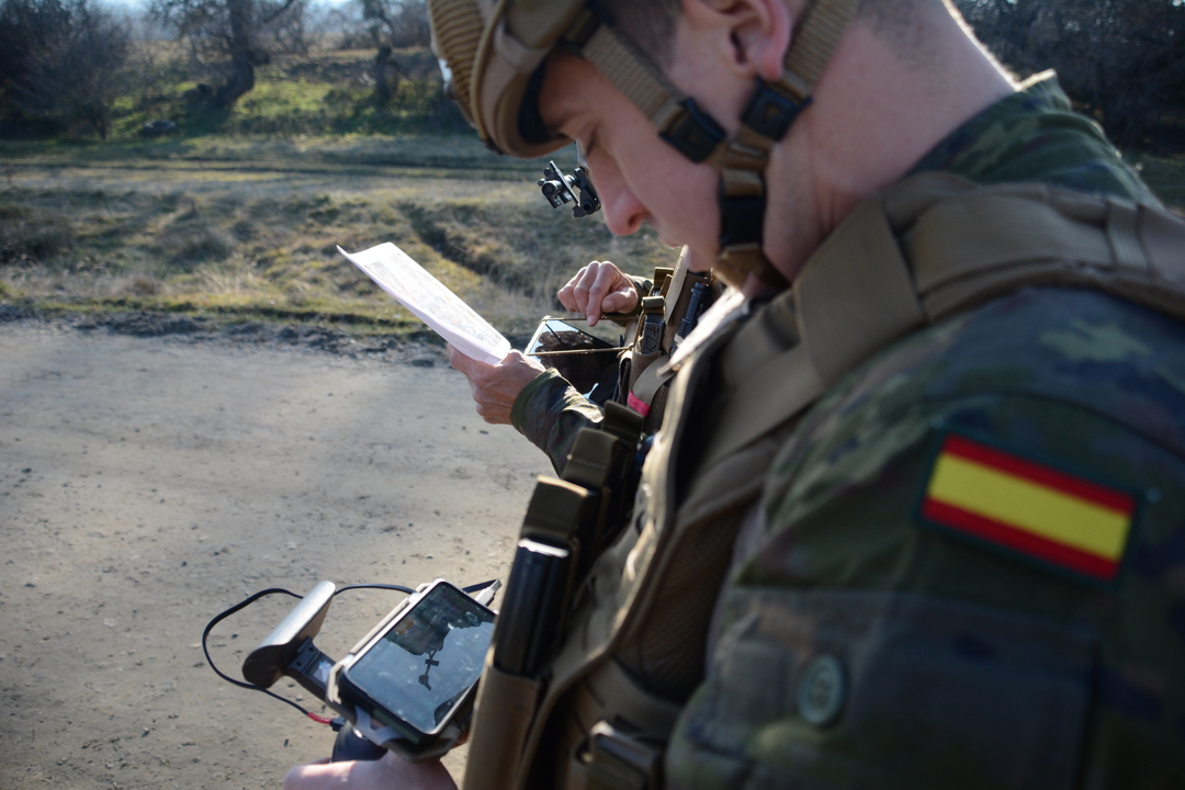 EMADmde's tweet image. El destacamento #RPAS de #FIMAR  en Rumanía realiza reconocimientos con el sistema Parrot,  elemento clave en la toma de decisiones, durante su despliegue en la @MissionAIGLE . Este sistema refuerza nuestra capacidad de vigilancia y adquisición de blancos en operaciones.#MOPS