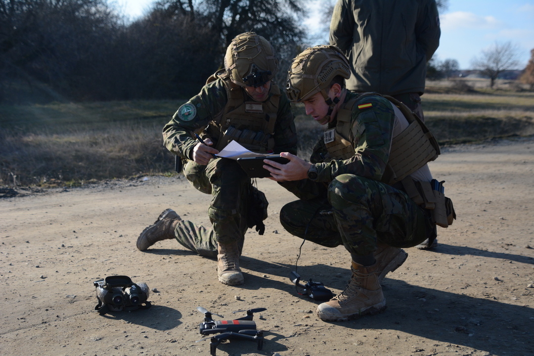 EMADmde's tweet image. El destacamento #RPAS de #FIMAR  en Rumanía realiza reconocimientos con el sistema Parrot,  elemento clave en la toma de decisiones, durante su despliegue en la @MissionAIGLE . Este sistema refuerza nuestra capacidad de vigilancia y adquisición de blancos en operaciones.#MOPS
