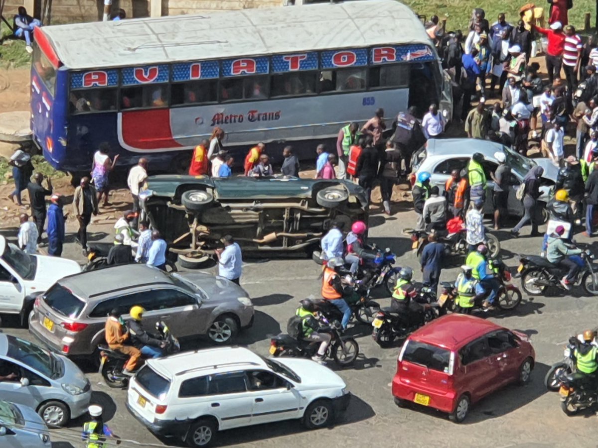 KhisaC's tweet photo. @Ma3Route Traffic snarl up at Valley Road/Kenyatta Avenue junction opposite NSSF Complex after multiple accident. https://t.co/N1oUMx2te1