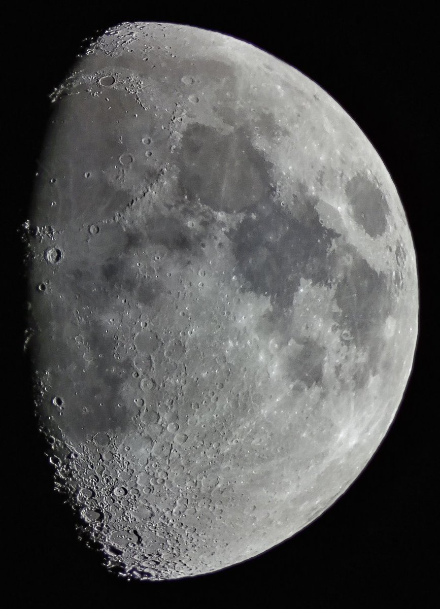 zeta_orionis3's tweet photo. 今宵の月🌓
いつの間にか月が西に傾いていました
気流は悪くない気がします✨
今日の23時半頃、月面「ス」が見えるとの事ですが、うちのベランダから見えるかどうか?
#イマツキ #SC001 https://t.co/95YRhIsp0W