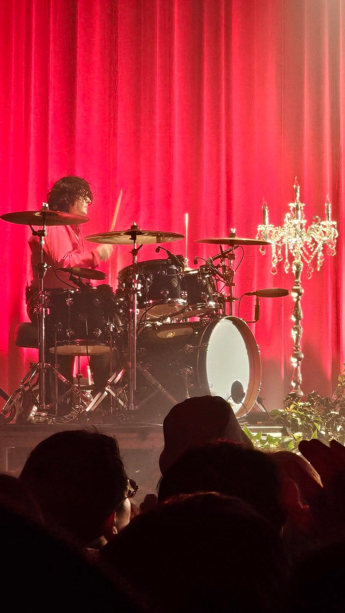 ville0096's tweet image. Pale Wavesの来日公演、大衆に愛されるゴス/ドリームポップの完成形の一つを目撃した思い。シャンデリアや彫刻が配置された幻想庭園的ステージをバックに、キャッチーに凝縮された耽美的ロマンティシズムをタイトかつパンキッシュに響かせていく姿に心底琴線を鷲掴みされてしまった。感謝！#PaleWaves