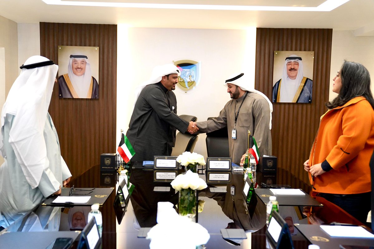 KuwaitArmyGHQ's tweet photo. #وزارة_الدفاع توقع مذكرة تفاهم مع مركز صباح الأحمد للموهبة والابداع أحد مراكز مؤسسة الكويت للتقدم العلمي

بحضور سعادة #وكيل_وزارة_الدفاع الشيخ د.  عبدالله مشعل الصباح ممثلاً عن وزارة الدفاع وسعادة مدير عام مركز صباح الاحمد للموهبة والابداع السيد ندا عبدالله الديحاني، وقعت وزارة الدفاع مذكرة تفاهم مع مركز صباح الأحمد للموهبة والإبداع، حيث أقيمت مراسم التوقيع في مقر وزارة الدفاع اليوم، في خطوة تهدف إلى تعزيز التعاون المشترك بين المؤسسات الحكومية ومراكز الإبداع الوطنية.

تهدف المذكرة إلى تقديم الأنشطة والبرامج التي تخدم أهداف وزارة الدفاع ودعم تطوير المهارات بين منتسبيها من خلال تمكين الكوادر الوطنية من الإسهام في تطوير القطاعين العسكري والمدني. 

ومن جانبه أكد سعادة وكيل وزارة الدفاع خلال كلمته في حفل التوقيع أن هذه المذكرة تعكس رؤية وزارة الدفاع لتحقيق التكامل مع الجهات الوطنية الرائدة في مجالات الإبداع والتطوير وأضاف إلى أن الوزارة تسعى من خلال هذا التعاون إلى استثمار الطاقات الوطنية المبدعة في خدمة الوطن بما يعزز تحقيق التنمية المستدامة ويدعم رؤية الكويت المستقبلية.

#الجيش_الكويتي