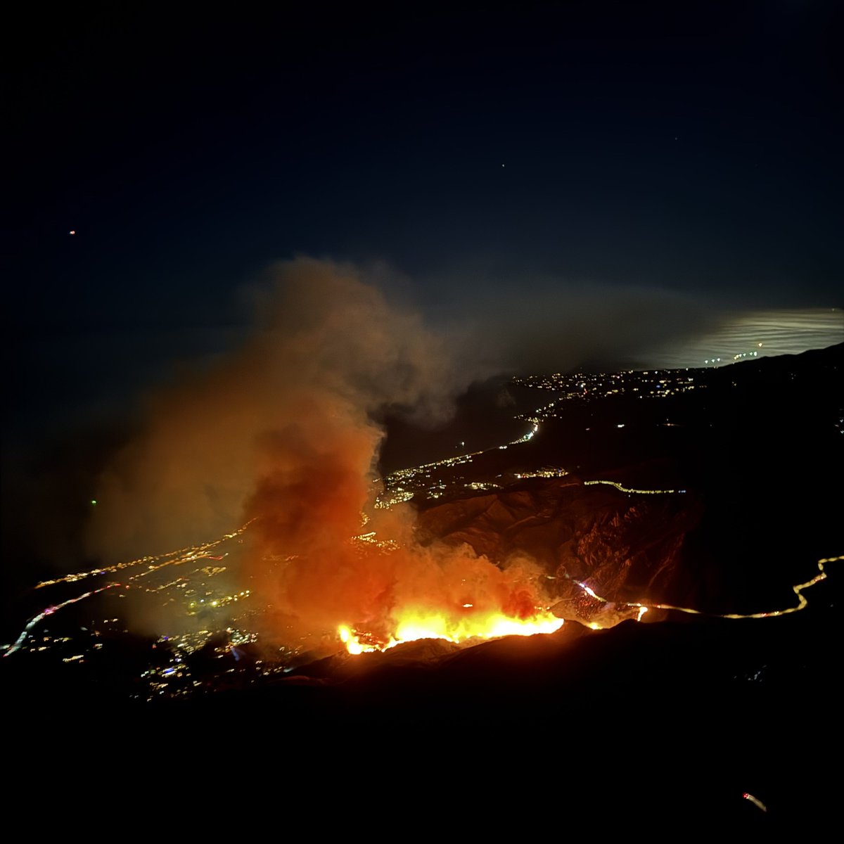 abc7chriscristi's tweet photo. 🚨URGENT: The #FranklinFire in Malibu is spreading rapidly east of Malibu Canyon Rd in the direction of Serra Retreat, which is now under a mandatory EVACUATION ORDER… 
LEAVE NOW! https://t.co/Q9RFnSSZ4e