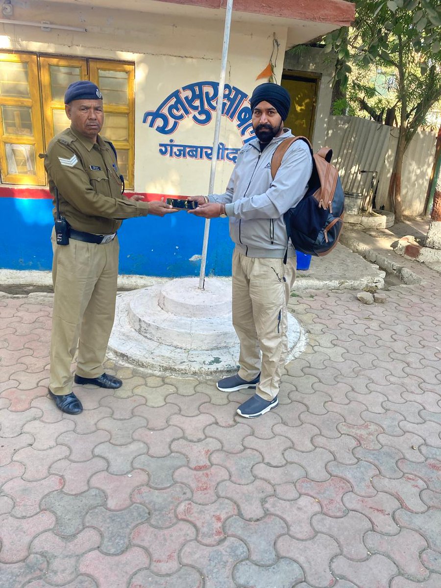 rpfwcrbpl's tweet photo. @RPF_INDIA @rpfwcr आरपीएफ़ विदिशा की आउट पोस्ट गंज वासोदा द्वारा यात्री के छूटे हुये मोबाइल फोन कीमत लगभग 10000/ रुपये को ऑपरेशन अमानत के तहत यात्री को सुपुर्द किया | https://t.co/vtXl4wc47g