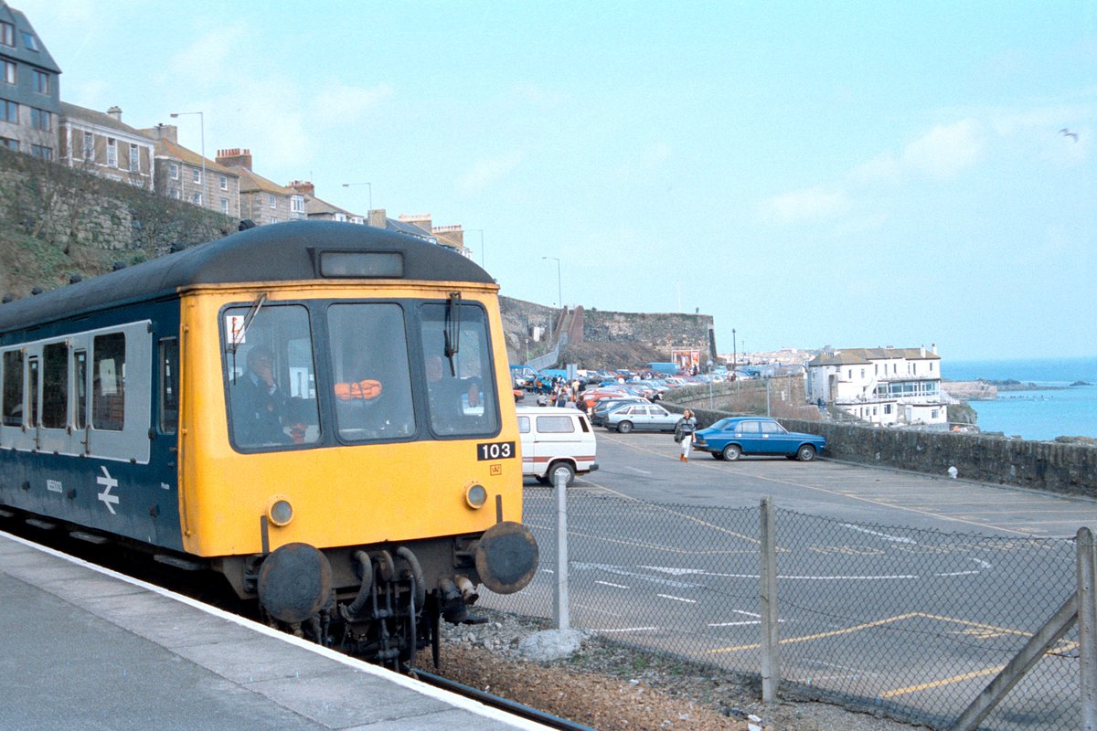 ST IVES: W55003
A day by the sea at St Ives. W55003 waits to head back to Penzance. Meanwhile the owner of a blue Morris Marina has taken an extraordinary risk by not only exposing the vehicle to the salty air, but also
turning the engine off!