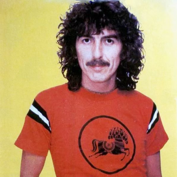 carlosgvizcaino's tweet photo. "What’s the shirt you're wearing?
-It's a horse with seven heads
Is there any significance in that?
-Oh yeah, seven heads is better than one"
#interview #GeorgeQuote
#DarkHorse #GeorgeHarrison https://t.co/iRlA2VsQA9