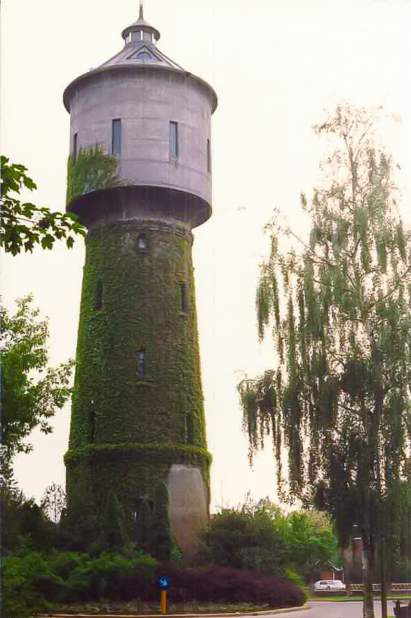 Soms kom je prachtige plaatjes tegen in je archief. Deze bijvoorbeeld van een watertoren. De foto is ergens in de jaren '80 gemaakt. Enig idee waar deze watertoren staat?
