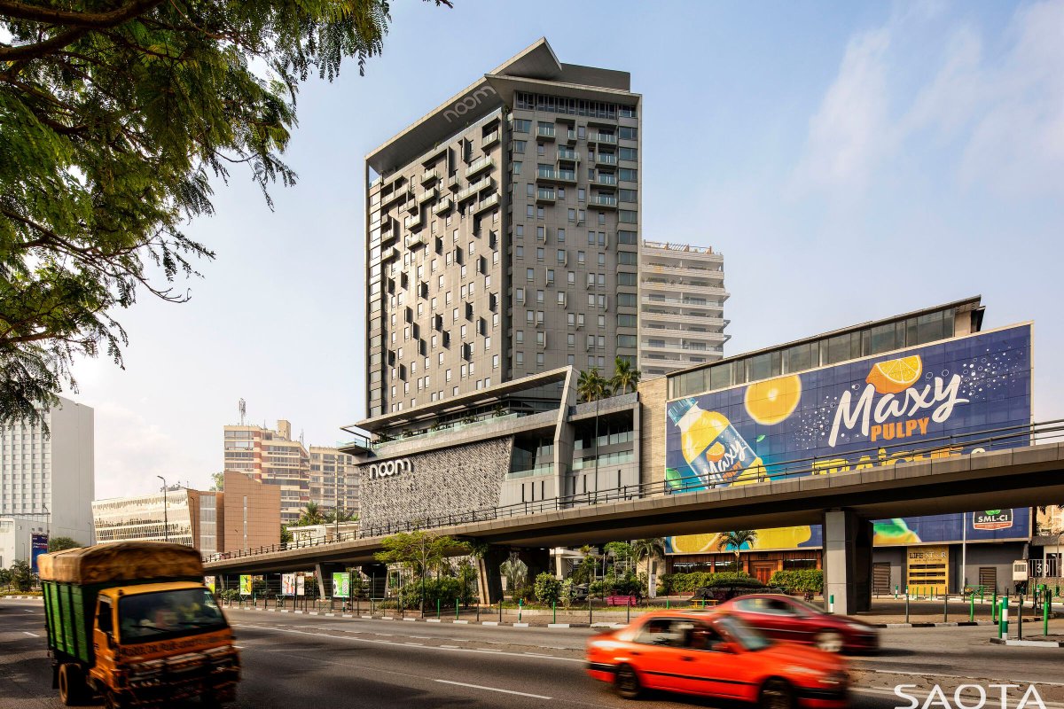 Archello's tweet photo. The Noom Hotel Abidjan Plateau by @_SAOTA merges West African craftsmanship with contemporary modernism.
https://t.co/iEUKvnafck

#SustainableArchitecture #ModernAfricanDesign #HospitalityInnovation https://t.co/exVb1qlQ7K