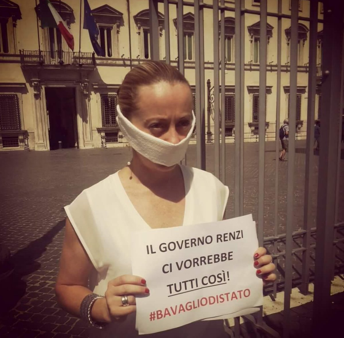 Un popolo senza memoria è un popolo morto.
Era il 2015 quando la bugiarda più pagata d'Italia Giorgia Meloni combatteva il #BavagliodiStato
Povera Italia