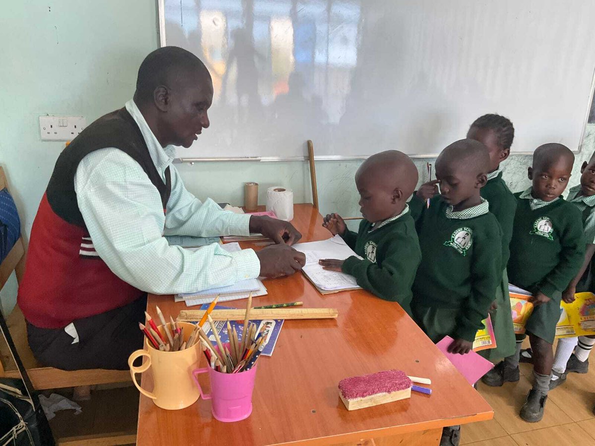 TFTjp's tweet image. 今日はTFTの支援先、ケニアの様子をお届けします！

学校で一生懸命学ぶ子どもたち📚
学校給食があることで通学できたり、昼ごはんのため家まで戻らずに済むようになったり、学びの時間をより確保できるように✨
学校給食は学びにも欠かせない存在となっています🥣

#tablefortwo
#12月は寄付月間