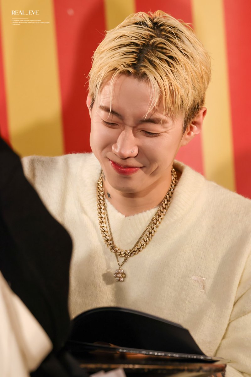 real_eveeee's tweet photo. 241208 일본 타워레코드 사인회&amp;하이터치

@JAYBUMAOM 

#jaypark #박재범 https://t.co/MNv6OeCJZL