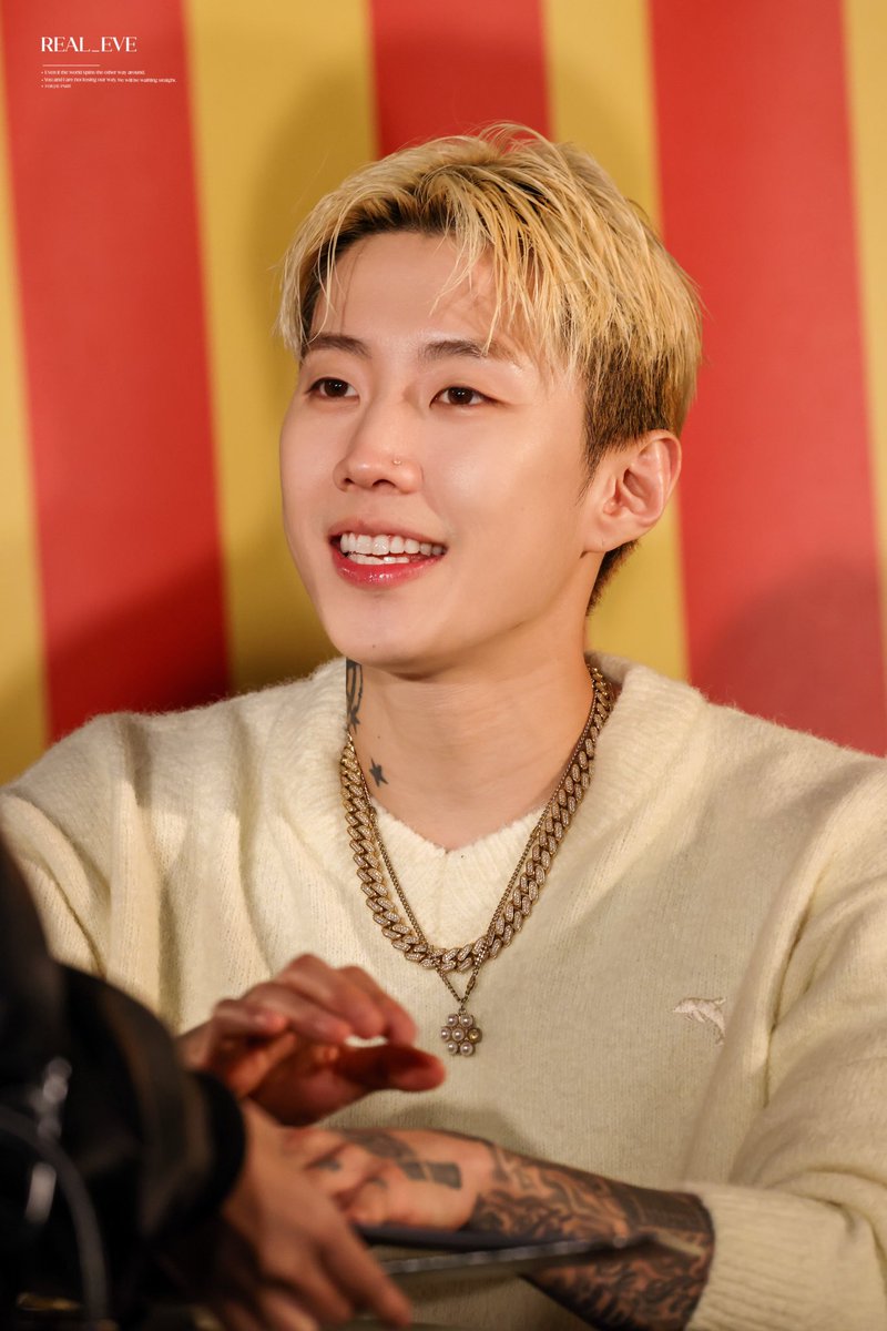 real_eveeee's tweet photo. 241208 일본 타워레코드 사인회&amp;하이터치

@JAYBUMAOM 

#jaypark #박재범 https://t.co/MNv6OeCJZL