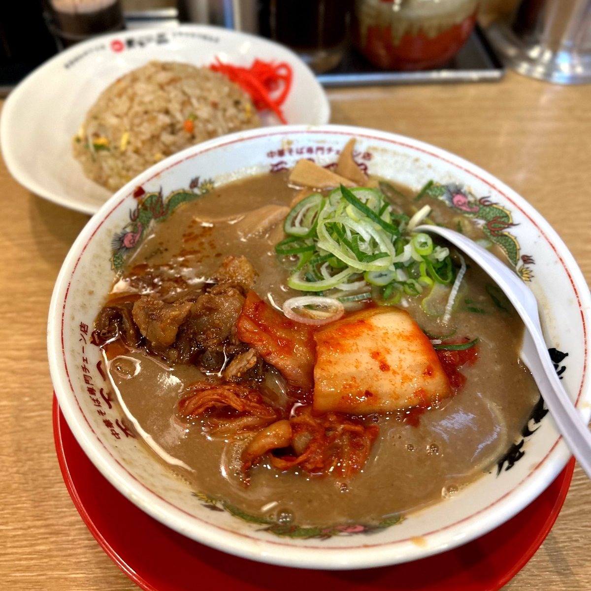 ynkzms's tweet photo. 牛すじキムチラーメン #天下一品総本店 一乗寺。京都日帰り出張で朝5時起きで腹ペコだったので総本店限定の牛すじキムチにチャーハンつけます(｀_´)ゞ。天下一そのものが10数年ぶりなので、やっぱ違うという本店の価値の区別はつかなかったけど、こってりスープが止まらず完飲したので旨かったのは確か https://t.co/kptNLO4uQL