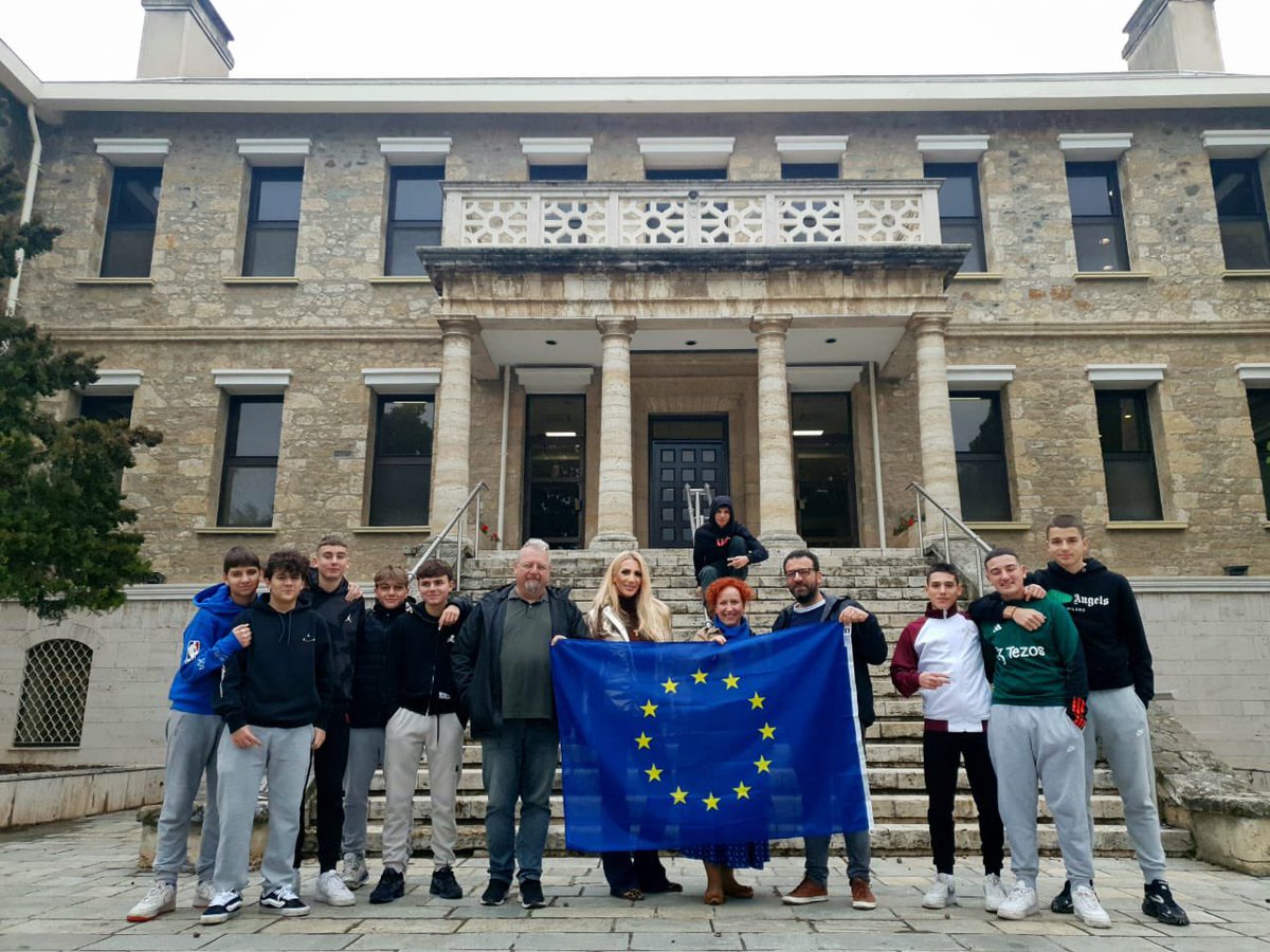 RegioInterreg's tweet photo. 🇪🇺 #CohesionPolicy is supporting research, innovation &amp; digital technologies shaping European #agriculture!

#Interreg IDEAS project supported young farmers 🧑‍🌾 from 🇬🇷 and 🇲🇰 to create their own innovative business.
 
Testimonies of beehive keepers ⤵️

 https://t.co/ze3l9N3KEx https://t.co/EPycj8Qzvw