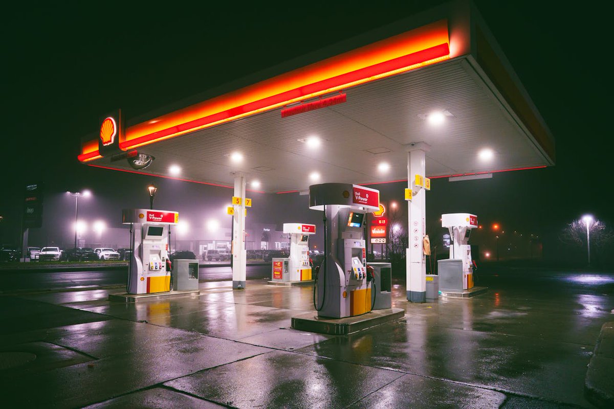 ⚖️ Can courts hold corporations accountable for climate change?

The Hague Court of Appeal overturned a ruling that required Shell to cut emissions by 45% by 2030 but affirmed its duty of care. What does this mean for corporate climate litigation?

 👉 greendealnet.eu/Shell-legal-vi…
