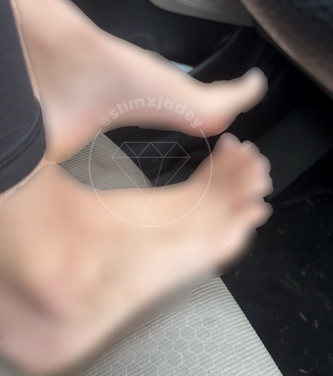 slimxjadey's tweet photo. Letting simpy losers get poorer buying pics of my uncensored oily feet after a fresh pedicure should be an EZ dub (⺣◡⺣)♡

Latina findom censored feet worship paypig cashcow goddess https://t.co/HCjTj4JVnL