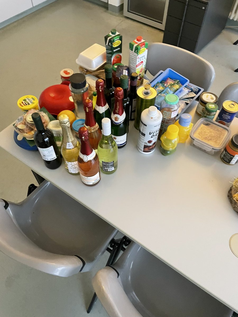 Wollt ihr wieder was ganz aktuelles sehen?
Zur Weihnachtszeit gibt es oft Geschenke von Vertretern:

Hier musste der defekte Kühlschrank ausgeräumt werden und brachte allerhand zu Tage. 

10 Flaschen Alkohol