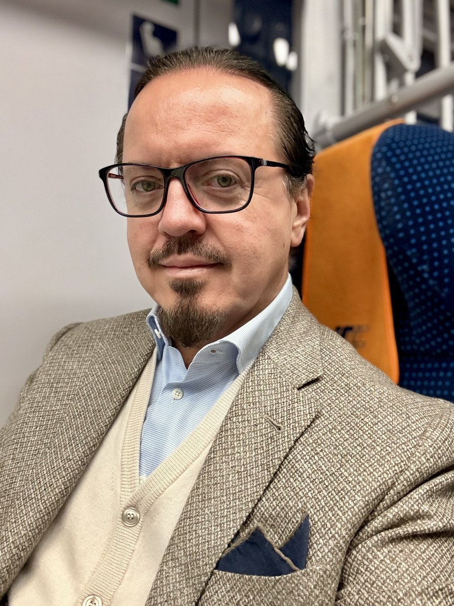 Miało być Pendolino - jest zestaw klasyczny, miało być nie przy stoliku - jest przy, ale cóż… Podróżowanie pociągiem bardzo lubię i nie zamierzam tego zmieniać😜 Dobrego dnia!