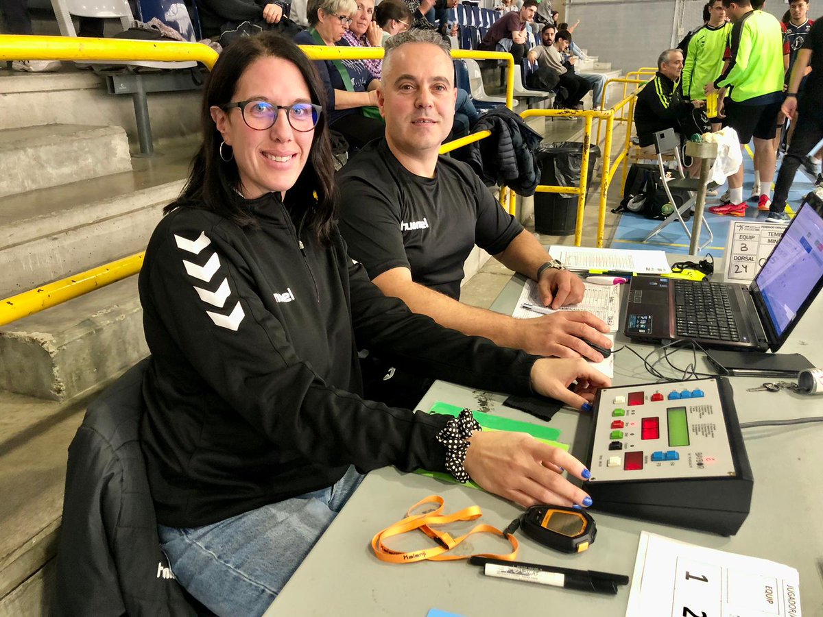 ✌🏻️ Aquests van ser els debutants d’anotador-cronometrador de la tercera setmana:

👉🏻 Enric Gómez acompanyat per Xavier Rodríguez
👉🏻 Cristina Sánchez acompanyada per María Bouterin
👉🏻 Sergi Caldera acompanyat per Josep Papiol

#HandbolCatalà