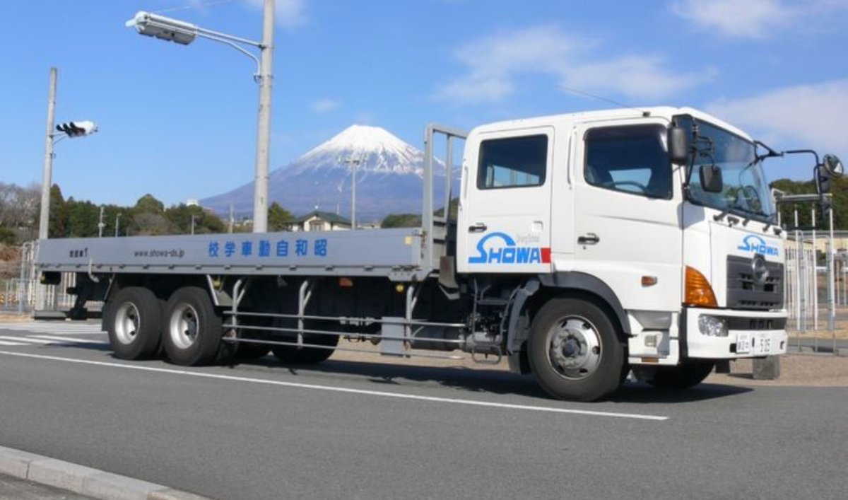 Showa_DS's tweet photo. おしりが突き出た車庫('ω')ノ
あまり知られていませんが、車庫がこんな形（写真）になってます。
⇒ https://t.co/IV1Xmt3NBz https://t.co/TDihaYPsAw
