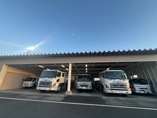 Showa_DS's tweet photo. おしりが突き出た車庫('ω')ノ
あまり知られていませんが、車庫がこんな形（写真）になってます。
⇒ https://t.co/IV1Xmt3NBz https://t.co/TDihaYPsAw