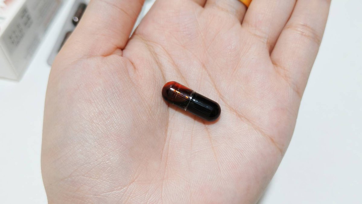 namsuu7's tweet photo. ออกงานวันก่อนแล้วโดนทักเรื่องผิว เลยอยากจะบอกว่าต้อง Astaxanthin เท่านั้น❗ที่เรากินอยู่ตอนนี้จะเป็นของ NEOCA ASTHIN เห็นเป็นเม็ดแคปซูลแบบนี้แต่ด้านในเป็นของเหลวนะทุกคน แคปซูล Millicap ดูดซึมค่ตดี เป็นแอสต้าแซนธินธรรมชาติจาก AstaReal ใส่มาจุกๆ 6mg เริ่มเห็นผลตั้งแต่กล่องแรก จึ้งง

แล้วผิวฉ่ำมากกก ริ้วรอยดูบางละมุนตุ้นขึ้น ดูสวยแบบสุขภาพดีทั้งหน้าทั้งตัว เรียกได้ว่าเป็นวิตามินกู้ผิว ฮีลร่าง เลยก็ว่าได้ ออกแดดผิวก็สวยไม่คล้ำไม่แสบ ดูอิ่มน้ำขึ้น โกงอายุสุดๆ ฮ่าฮ่าาา บอกเลยสิ่งนี้แหละที่ควรตำ 

ปล.กล่องนึงมี 30 millicaps มี 3 แผง แผงละ 10 เม็ด คุ้มมมมม พกพาง่ายด้วย 10 10 10

#NeocaAsthin #Astaxanthin #ใช้ดีบอกต่อ #วิตามิน #กินดีบอกต่อ