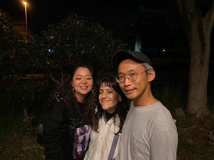 _CHIYORI_'s tweet photo. 今年の9月に道程レコードで開催したインストアライブの映像をアップしました！
撮影・編集は光永惇くん🙏✨
今年の夏はマリアと共に過ごした濃い思い出ばかりです。ぜひご覧下さい🌻

【instore live at Dotei Records】OMEDETOU PARABI​É​N - CHIYORI・YAMAAN・MARIAPEPINOS

https://t.co/RCQ3J1r0rE https://t.co/hatMbl8Ha7
