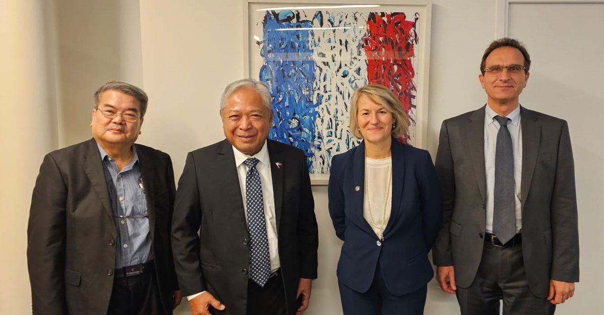 🇵🇭🤝🇫🇷 <a href="/DOTrPH/">DOTrPH 🇵🇭</a> Secretary Jaime Bautista officially met <a href="/airfrance/">Air France</a> Director Anne Rigail to strengthen partnerships in aviation between France and the Philippines and celebrate the successful launch of the Manila-Paris direct flight.

#PHWeekInParis #MakeItIconic 🔵🔴⚪☀️
