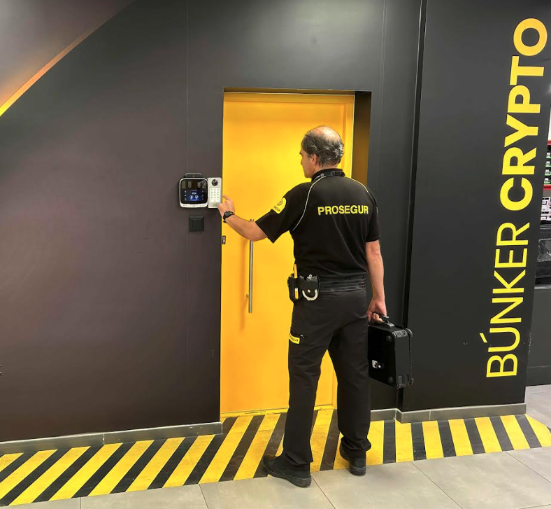 FundsSociety's tweet photo. Prosegur Crypto inaugura el primer búnker de custodia en frío de criptoactivos en Argentina. Similar a las bóvedas ya existentes en Madrid y San Pablo @ProsegurGlobal #Argentina #Criptoactivos #ProsegurCrypto
https://t.co/wHubeNYHhy https://t.co/VsbzS4OuZH