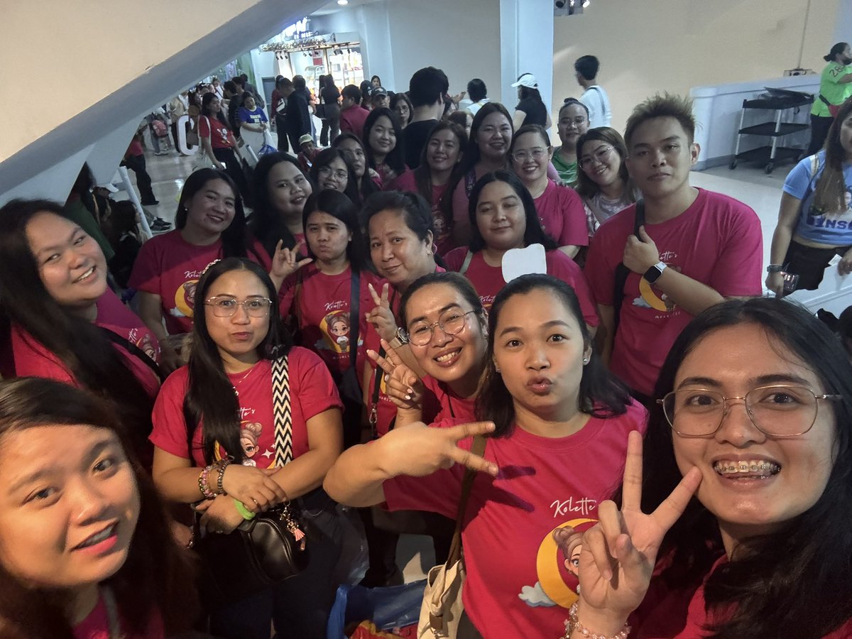 Baabylaabs's tweet photo. Ayan naaa nagsanib pwersa ulit lahat ng fandoms ni Kolette! Kanya kanyang props and banner mga subfandoms! 

 Present ang:

✓ Team Kolette OFC
✓ Team Puryasantisima
✓ Team Kolette Madelo International
✓ Team Jarlette/Moonstrings

FELIZ NAVIDAD KOLETTE

#KoletteCharistmastic https://t.co/QSQ5RFvUpa