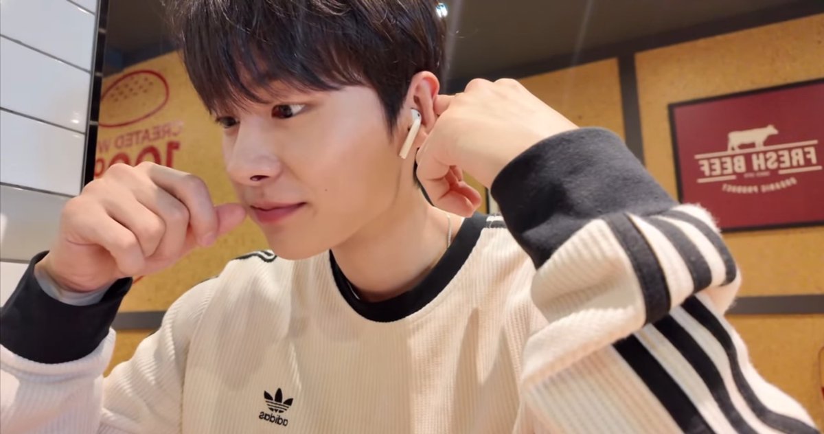 ods_ktwplz's tweet photo. .                                                                                 애기머해 
햄버거머그러왓엉 https://t.co/8fb2x0YOY1