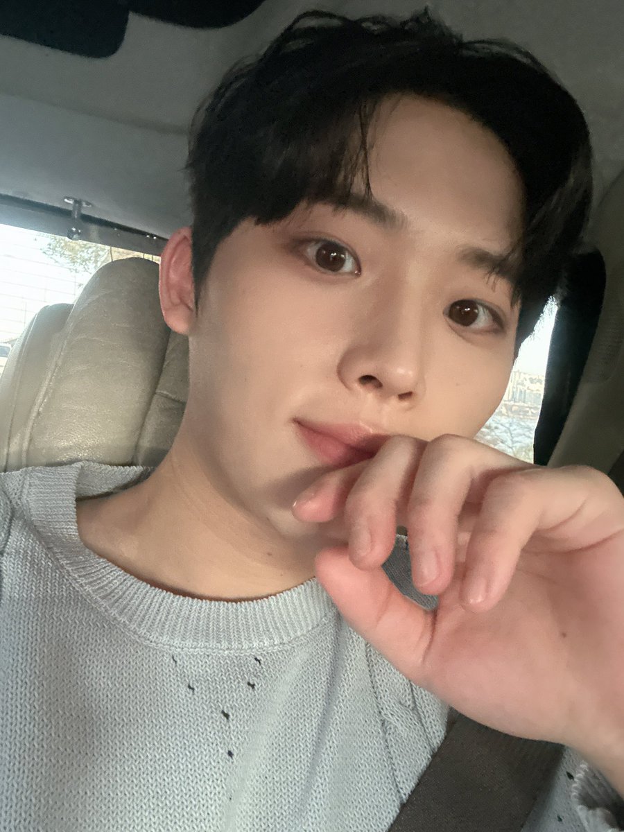 ods_ktwplz's tweet photo. .                                                                                 애기머해 
햄버거머그러왓엉 https://t.co/8fb2x0YOY1