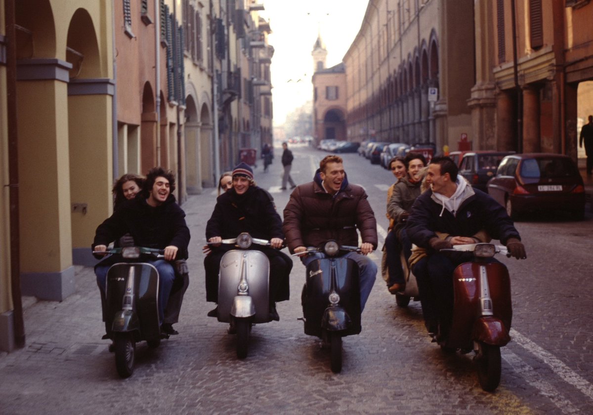 1997, via Santo Stefano, Bologna. Cinque amici di scuola, con la passione per la musica, la Vespa, le ragazze e l’Inghilterra! In questa foto inedita, scattata in pellicola, in cui abbiamo diciassette anni, è racchiuso il senso di tutta la mia storia. Un piccolo “regalo” per