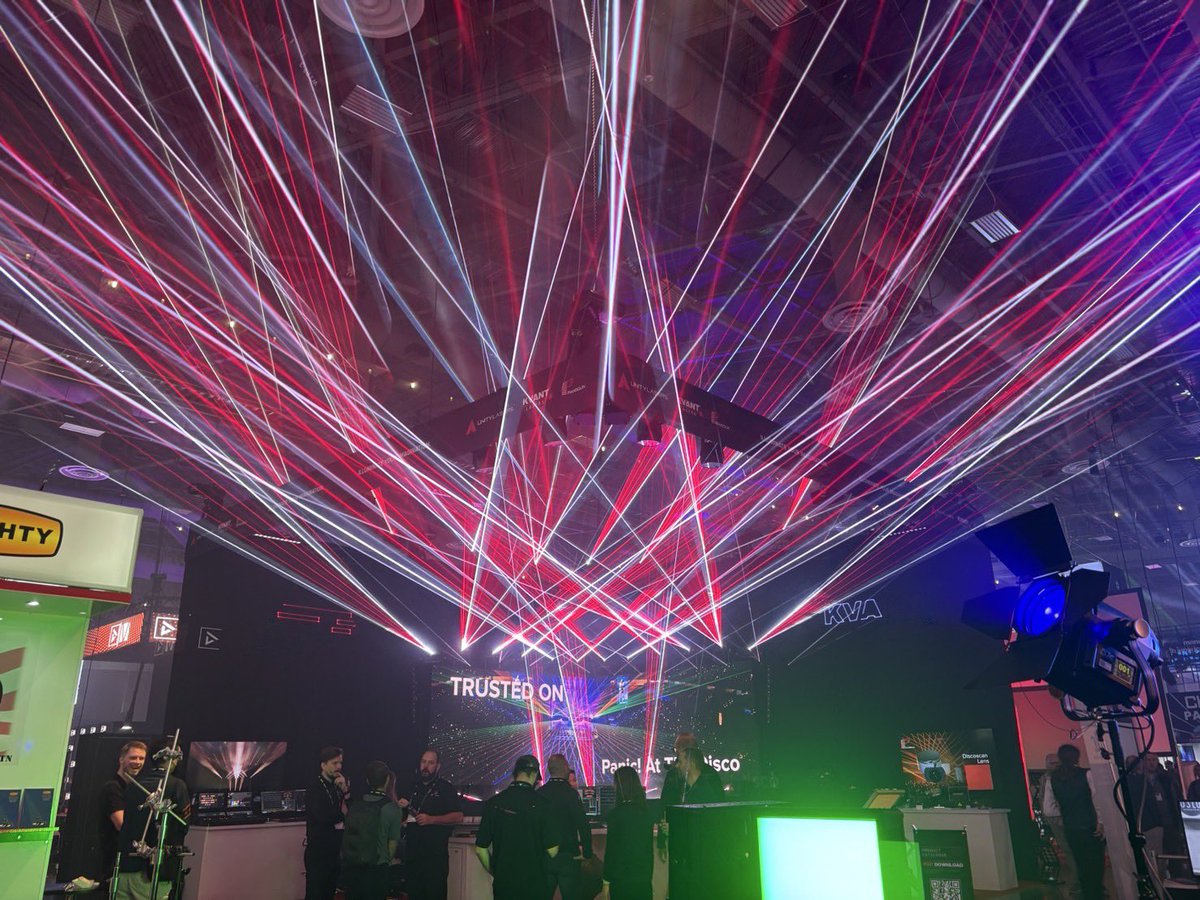 Soundhouse_jp's tweet photo. 【LDI Show 2024💫】
こちらはレーザー照明機器のメーカー、Kvantのブース。みるみる変わっていく色やパターンは、見ていて飽きません👀 @KVANTLaser @LDITradeshow #LDIShow #サウンドハウス #照明 https://t.co/SEXDTIJzxs