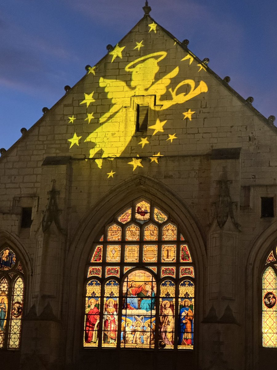 lessables's tweet photo. Saviez-vous que l’église ND de l'Assomption à Olonne-sur-Mer est le + ancien édifice religieux du pays des Olonnes ? 
Venez admirer son chevet illuminé faisant ressortir les magnifiques vitraux du couronnement de la Vierge et celui sur la vie monastique. ✨ #vendee https://t.co/b2bj2786s4