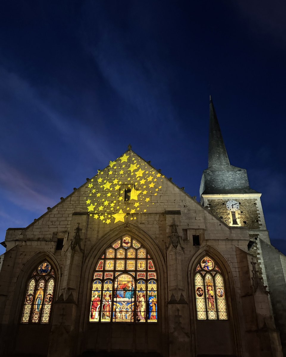 lessables's tweet photo. Saviez-vous que l’église ND de l'Assomption à Olonne-sur-Mer est le + ancien édifice religieux du pays des Olonnes ? 
Venez admirer son chevet illuminé faisant ressortir les magnifiques vitraux du couronnement de la Vierge et celui sur la vie monastique. ✨ #vendee https://t.co/b2bj2786s4