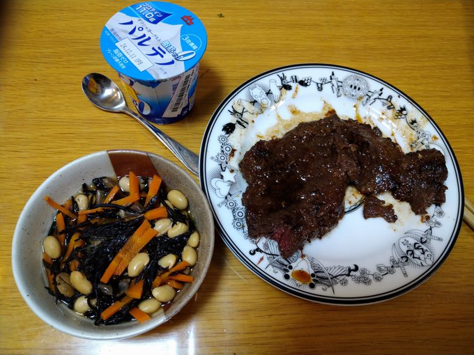 自分の晩ごはん(ひじきの煮付け、ミンククジラの生姜焼き)子供達の晩ごはん(クリームシチュー、チンゲンサイと鶏肉炒め)。
刺し身用ミンククジラが半額だったので買って味見してみたらバチクソ不味かったので生姜焼きにしてみたらほぼ牛肉そのままで美味しく食べれました🤣 