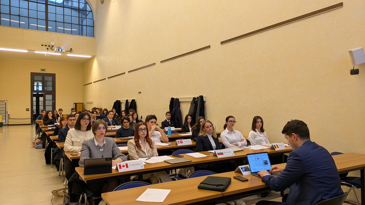 ATA_Italia's tweet photo. Simulazione del Consiglio Nord Atlantico con gli studenti universitari in @Unicatt 

Programma @NATO in Action (NIA) 2024 https://t.co/gn6TWRYUL2