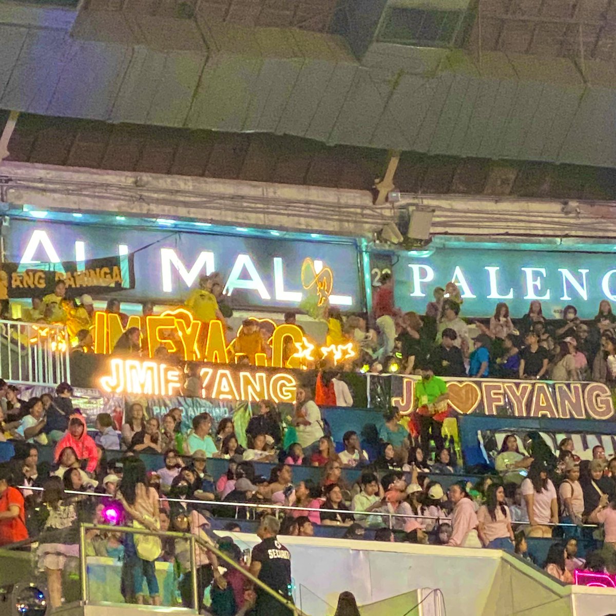 MegaKapamilya's tweet photo. The love from #JMFyang shines bright at the #ABSCBNChristmasSpecial2024! ❤️🎄💙

#MegaKapamilya https://t.co/SH69jgM1kx