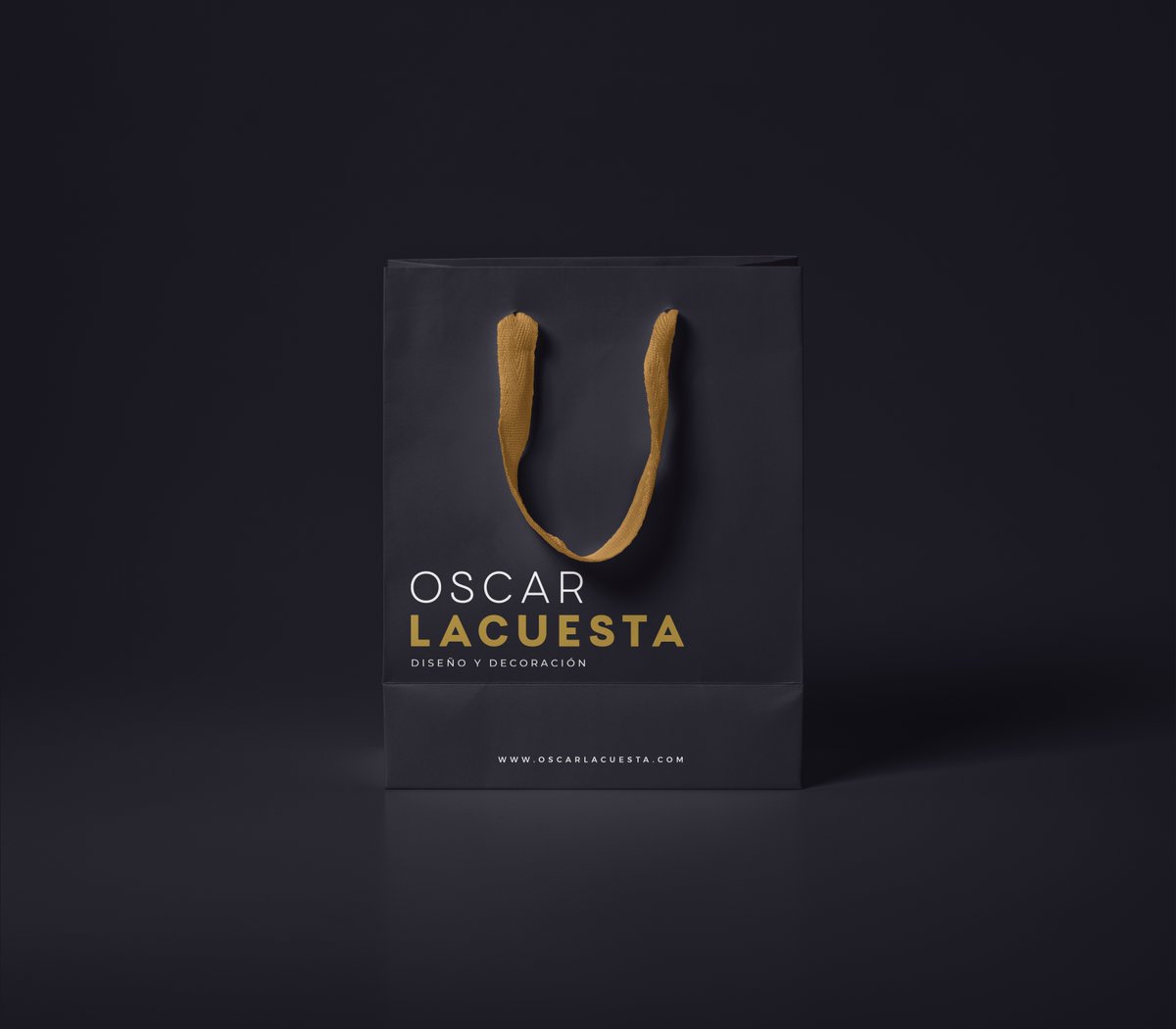 La_Facto's tweet photo. Presentamos el desarrollo de la marca para Óscar Lacuesta , la tienda de decoración e interiorismo en Vitoria. Este proyecto abarca la creación de una papelería corporativa elegante y el diseño de catálogos de muebles para Poliform y Rimadesio . https://t.co/M2XMBJBl1Q