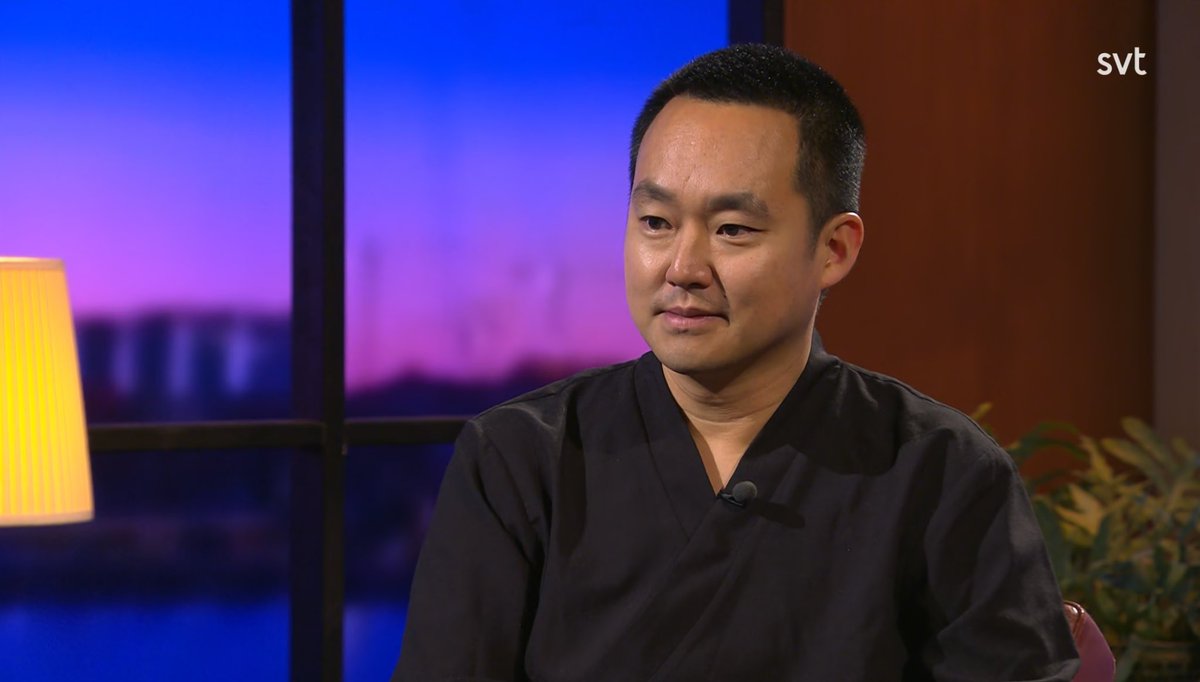 Är med i Nobelstudion och pratar om Han Kang.

svtplay.se/video/8ZxDNzq/…