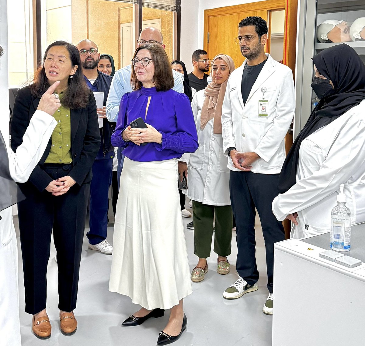 KAU_FD's tweet photo. استقبلت #جامعة_الملك_عبدالعزيز وفدًا من جامعة بريستول لبحث سبل التعاون المشترك في مجالات التدريس، والبحث العلمي، وخدمة المجتمع. وقام الوفد بجولة في #كلية_طب_الأسنان وَ #مستشفى_الأسنان_الجامعي ضمن عدد من الكليات والمراكز البحثية بالجامعة، للاطلاع على الإمكانات الأكاديمية والبحثية. https://t.co/qwWqM5tgJK
