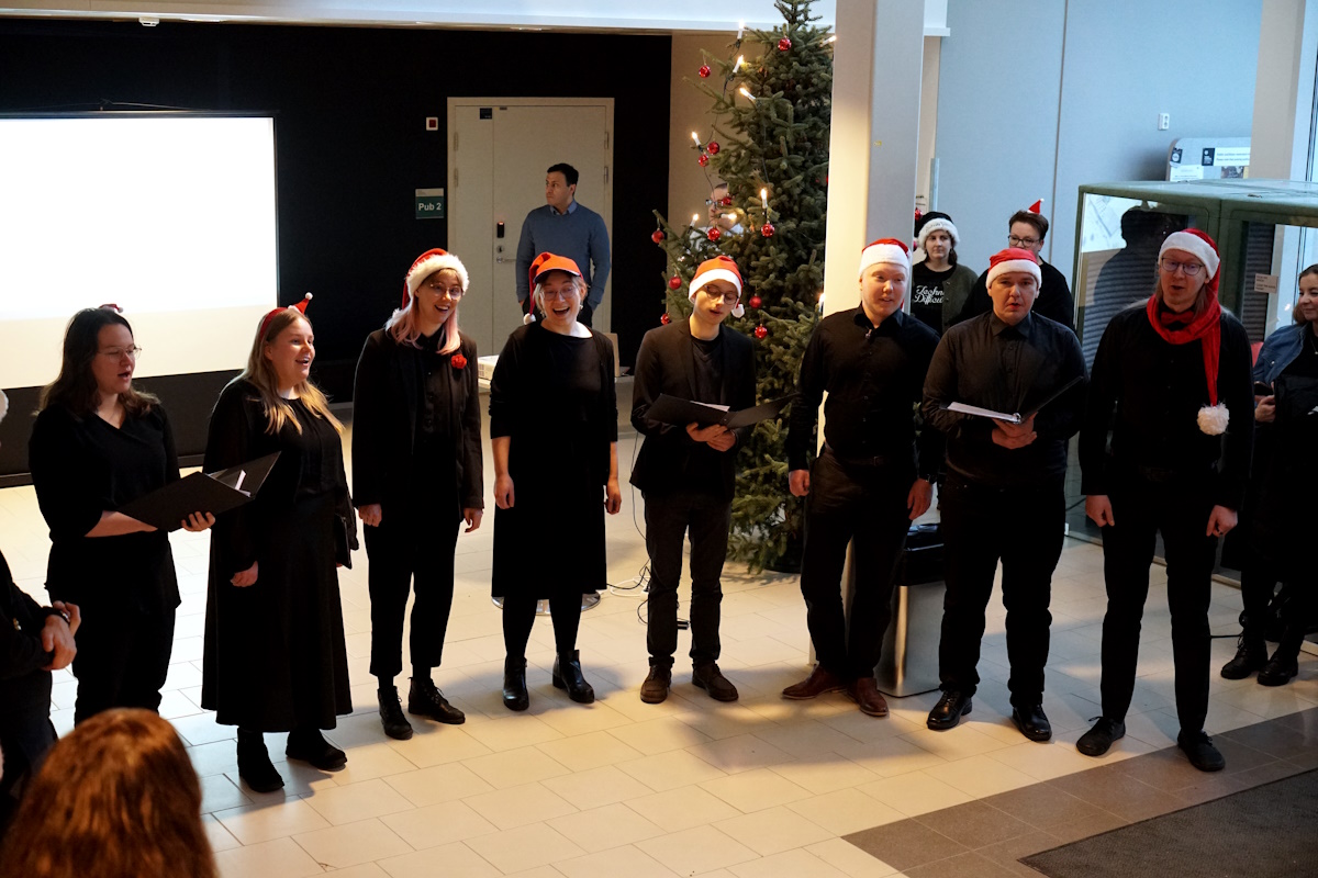 Tiedekuntamme henkilöstön perinteisellä joulubrunssilla nautittiin hyvästä ruuasta, ihailtiin Sampo Tanskasen tulishowta ja kuultiin Turun yliopiston kuoron tuplakvartetin kaunista musiikkia 🎄🎄🎄