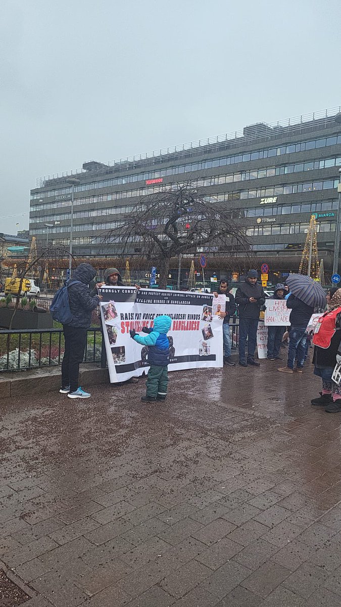 RSS_Friend's tweet photo. #HumanRightsDay
Save Bangladeshi Hindus 

Hindus come out in Helsinki,Finland in harsh weather to support Hindu monk #ChinmoyKrishnaDas and #ISKCON who are suffering human rights violations and suppression of religious freedom from Islamist radical forces in Bangladesh Government https://t.co/u6io0uAg6j