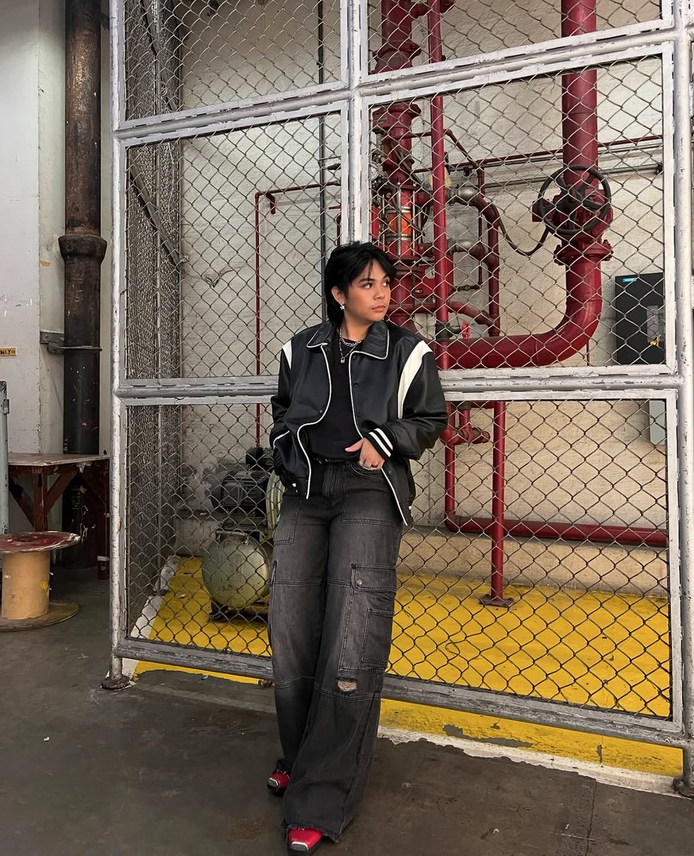 allchartsPH's tweet photo. .@thisismrld's Bahasa version of "An Art Gallery Could Never Be As Unique As You" will be released this Friday, December 13. https://t.co/hkk9ATPfBO