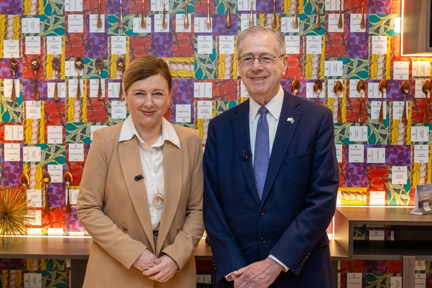 Chargé d’Affaires Norman Thatcher Scharpf (@usambeu) on Twitter photo For the past two years, the 🇺🇸 and 🇪🇺 have worked hand-in-hand to advance media freedom—because democracy simply cannot survive without it.
Read about the important work <a href="/VeraJourova/">Věra Jourová</a>, our teams, and I have achieved together in this joint blog post:
useu.usmission.gov/two-years-of-t… For the past two years, the 🇺🇸 and 🇪🇺 have worked hand-in-hand to advance media freedom—because democracy simply cannot survive without it.
Read about the important work <a href="/VeraJourova/">Věra Jourová</a>, our teams, and I have achieved together in this joint blog post:
useu.usmission.gov/two-years-of-t…